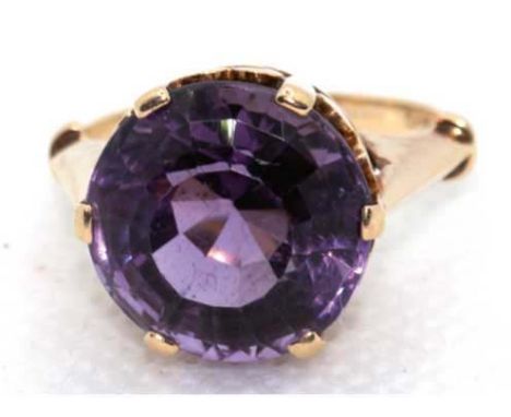 Ring wohl um ca. 1930/40,  585er GG, 5,6 g, mit einem großen Amethyst von intensiver Farbe in einer Galerie aus Herzen, Durch