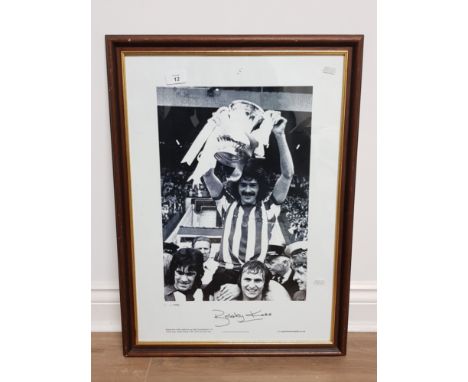FRAMED LIMITED EDITION PRINT 69/1000 OF BOBBY KERR AFTER SUNDERLANDS VICTORY OVER LEEDS IN THE FA CUP FINAL PERSONALLY SIGNED
