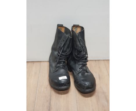 A PAIR OF GENUINE VINTAGE MILITARY BOOTS SIZE 7