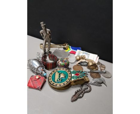 MISCELLANEOUS ITEMS INCLUDING CLOISONNE TRINKET, COINS AND COMPACT ETC