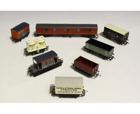 A collection of Hornby Railways gauge OO items, including four locomotives and tenders, comprising R.376 compound engine 1000
