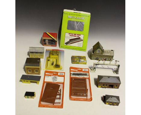 A good collection of gauge OO track and lineside accessories, including signals, card building kits, platforms and tools.Buye