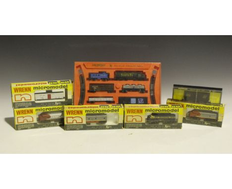 A collection of gauge N railway items, including a Bachmann GP-40 five car set, other Bachmann goods rolling stock, an Atlas 