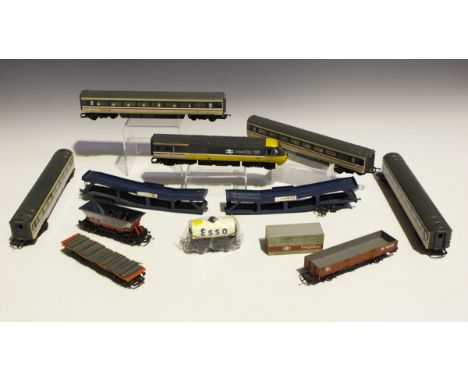 A good collection of unboxed Hornby gauge OO railway items, including a Deltic locomotive, an electric locomotive, four tank 