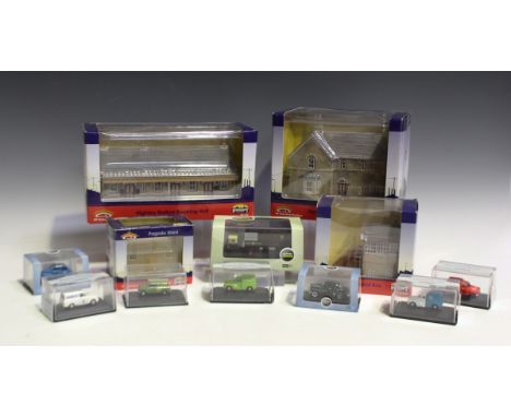 A collection of Bachmann Branch-Line gauge OO trackside accessories, including buildings, cattle docks and Market Hampton Hal