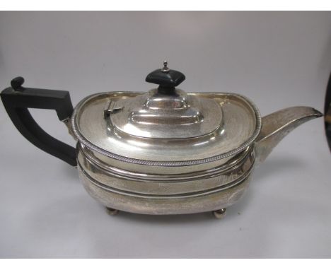 An early 20th century silver teapot, stamped to underside - 21oz  