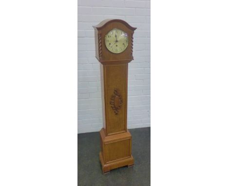Oak Grandmother clock, with arched top and silvered dial with Arabic numerals, flanked by barley twist pilasters, 147 x 34 cm