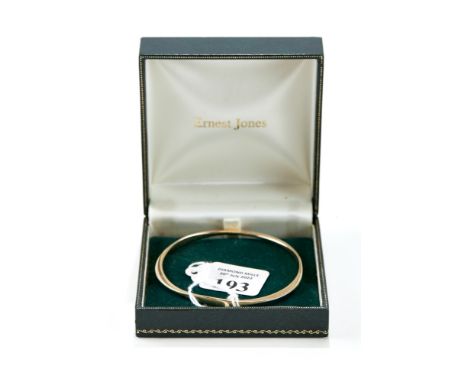 A LADY'S 9CT YELLOW GOLD BANGLE, stamped .375, approx 12.5 grams. £150-£200