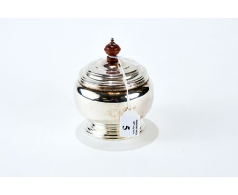 A GEORGE V SILVER TEA CADDY of compressed circular form with hinged lid, maker: A. Bros Ltd, London 1926, approx 7 oz. £100-£