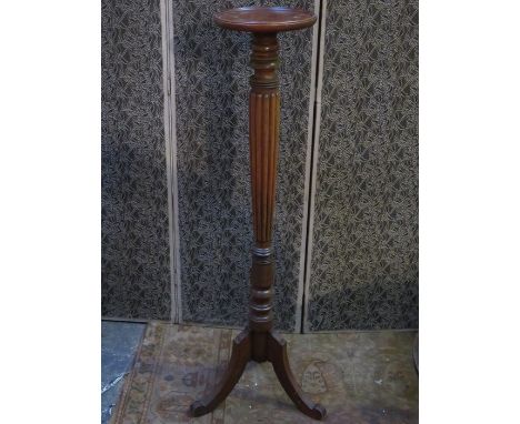 MAHOGANY TORCHERE STAND ON TRIPOD SUPPORTS 