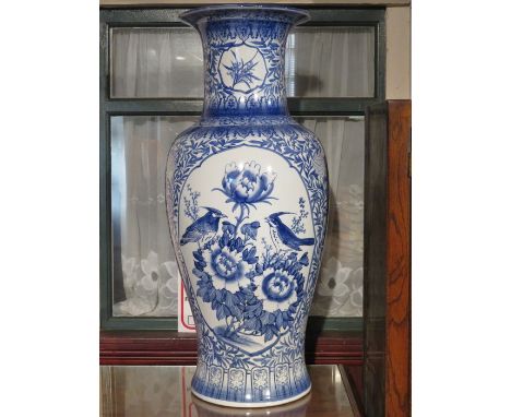 LARGE MODERN ORIENTAL STYLE BLUE AND WHITE GLAZED CERAMIC VASE, APPROXIMATELY 92cm HIGH 