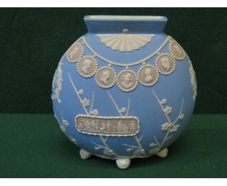 WEDGWOOD BLUE/PINK JASPERWARE CERAMIC VASE, APPROXIMATELY 14cm HIGH 