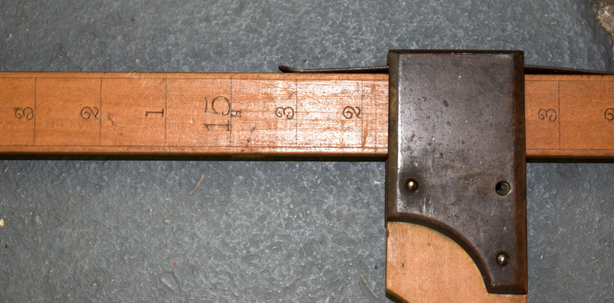 A VINTAGE WOODEN HORSE MEASURING DEVICE, together with a naturalistic