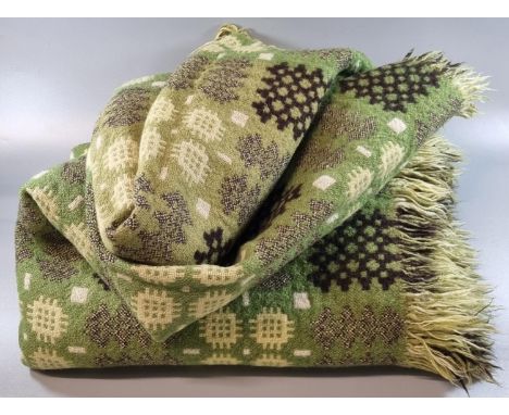 Vintage green and cream Welsh tapestry  woollen blanket or carthen with fringed edge, in traditional Caernarfon design, with 