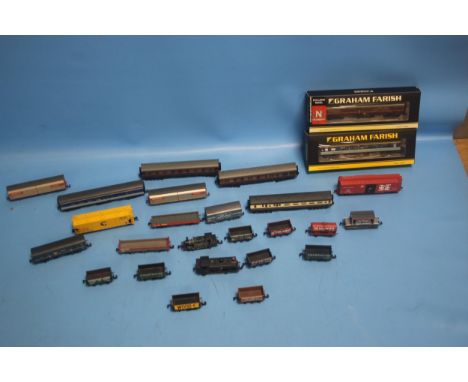 TWO BOXED GRAHAM FARISH BACHMANN CARRIAGES, to include 374-860w and 374-167 together with twenty two unboxed carriages and ro
