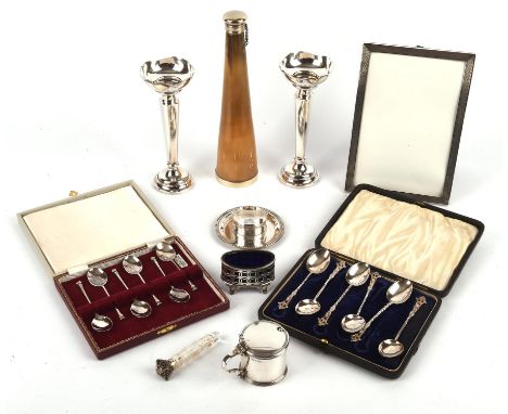 A quantity of silver items including a set of six silver tea spoons, Sheffield 1943, cased, a pair of silver bud vases with l