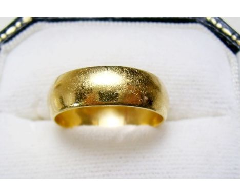 An 18 carat gold wedding ring, 4.2g