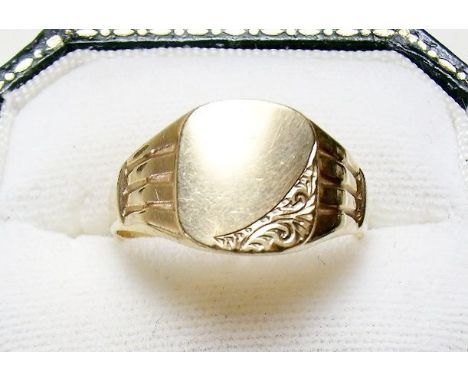 A 9 carat gold gents signet ring - 3.7g