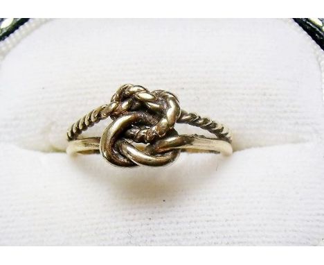 A 9 carat gold knot ring 3g