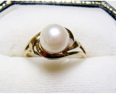 A 9 carat gold pearl ring
