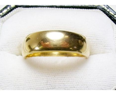 An 18 carat gold wedding ring - 10g