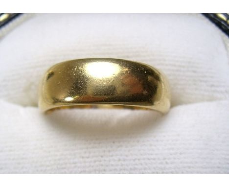 A 22 carat gold wedding ring - 8g