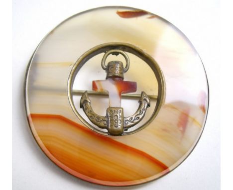 An agate set navy sweetheart brooch with anchor motif, 5.5cm dia.