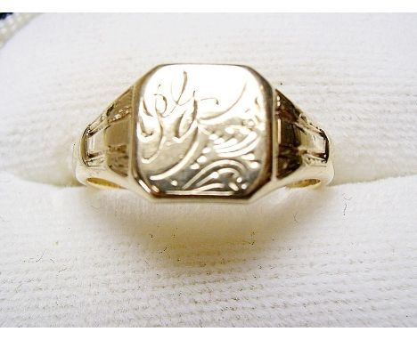 A 9 carat gold engraved signet ring - 3g