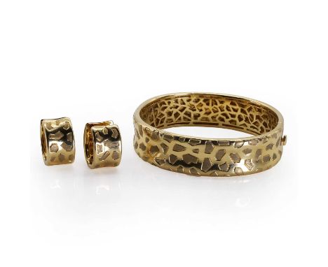 An 18ct gold 'Giraffe' bangle and earring set, by Roberto Coin, the concave profile hinged bangle with a chased and textured 