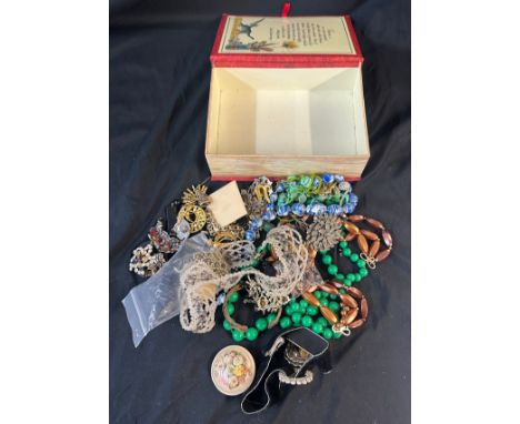 Selection of vintage and later costume jewellery includes brooches, beads etc 
