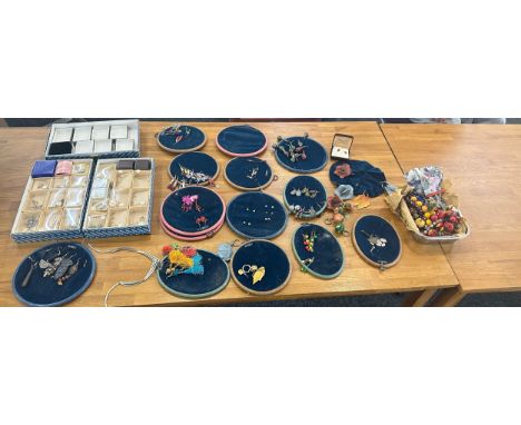 Selection of vintage and later costume jewellery etc 