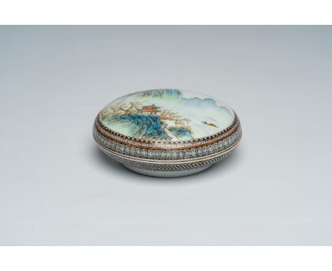 Full title: A Chinese 'mountainous landscape' box and cover, seal mark, 20th C.Description:H 5,3 cm - Dia.: 13,5 cm The absen