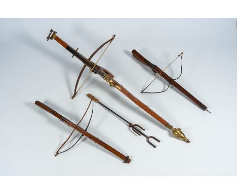 Full title: Three crossbows in the medieval manner and a bow tensioner, 19th/20th C.Description:L 160,7 - 99 cm (the largest 