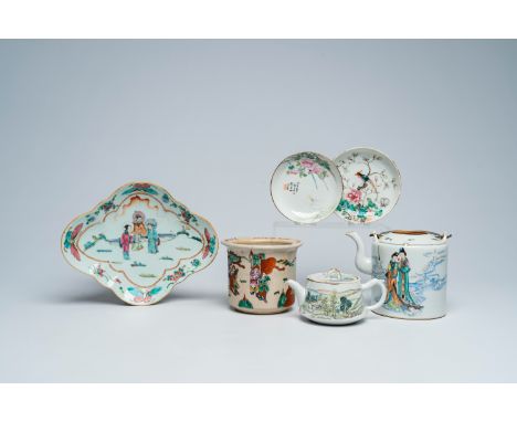 Full title: A varied collection of Chinese famille rose and qianjiang cai porcelain, 19th/20th C.Description:H 13,4 - L 18,2 