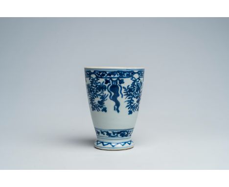 Full title: A Chinese blue and white cup after a European model with floral design, KangxiDescription:H 15,5 cm - Dia.: 11,5 