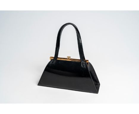 Full title: A black leather Delvaux handbag, 20th C.Description:L 29 cm      The handbag comes with the Delvaux storage cover