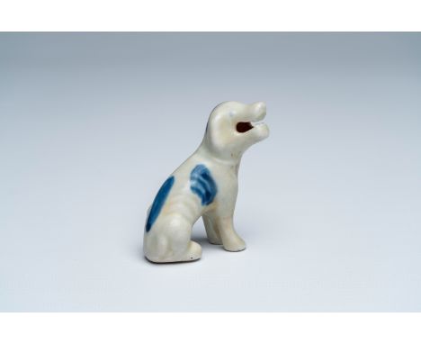 Full title: A Chinese blue and white model of a dog, Qianlong/JiaqingDescription:H 6,6 cm The absence of a condition report d