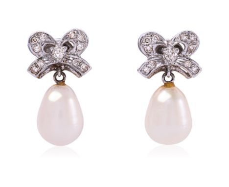 A PAIR OF CULTURED PEARL AND DIAMOND 'RIBBON' DROP EARRINGS
Featuring a pair of drop shaped cultured pearls measuring approxi