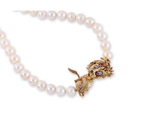 A CULTURED AKOYA PEARL NECKLACE WITH DETACHABLE LION CLASP
Featuring a single strand of round and off-round cultured Akoya pe