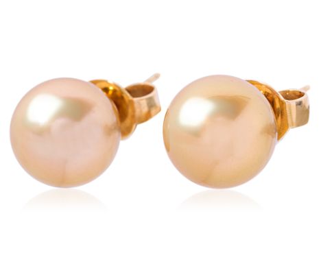 A PAIR OF GOLDEN CULTURED SOUTH SEA PEARL STUD EARRINGS
Featuring a pair of golden cultured south sea pearls measuring approx