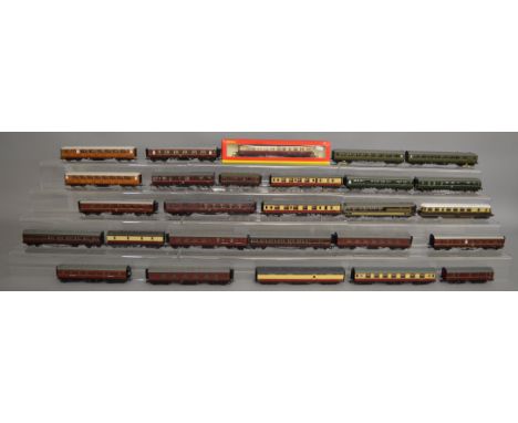 OO Gauge. 2 unboxed twin rail car sets - Hornby Southern Railway and a Bachmann green BR set together with a Hornby Pullman O