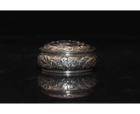 A Victorian oval silver repousse pocket snuff box, Birmingham 1895, approximately 20g 