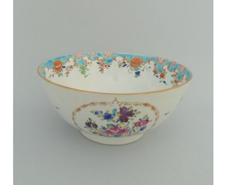 A Worcester Chinese Export style bowl, painted with flowers in a gilt wreath and an internal turquoise and floral border, cir