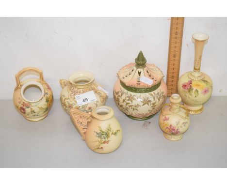 A group of blush Worcester vases, covered pot pourri jar and similar items, appear in generally good condition (6)