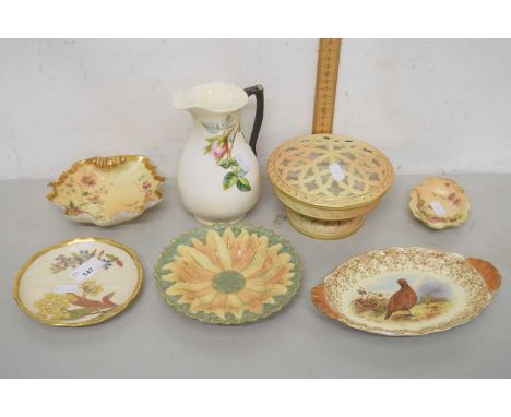 A group of various Worcester wares to include a blush finish pot pourri pot, various small dishes to include shell formed exa