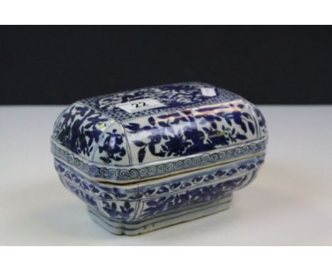 Antique Chinese blue &amp; white ceramic lidded pot with Floral decoration &amp; six character mark to base