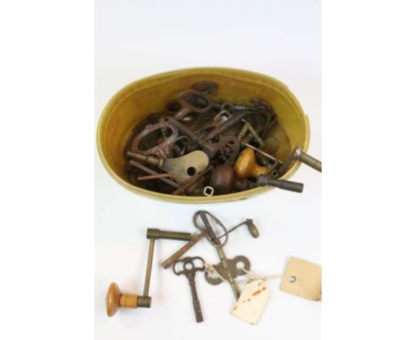 Box of assorted antique and vintage clock keys to include winders
