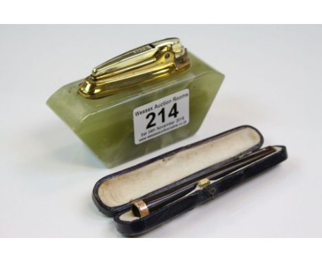 Tortoiseshell 9ct rose gold collared cheroot holder hallmarked Glasgow 1919, cased together with a Ronson onyx table lighter 