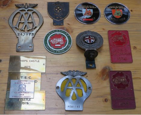MIXED LOT OF AUTOMOBILE AND STEAM ENGINE RELATED BADGES 