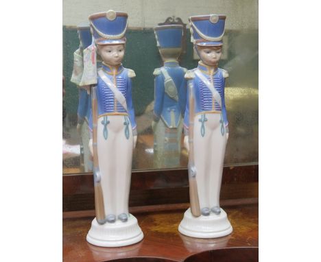 PAIR OF LLADRO GLAZED CERAMIC SOLDIERS, APPROXIMATELY 29cm HIGH (AT FAULT) 